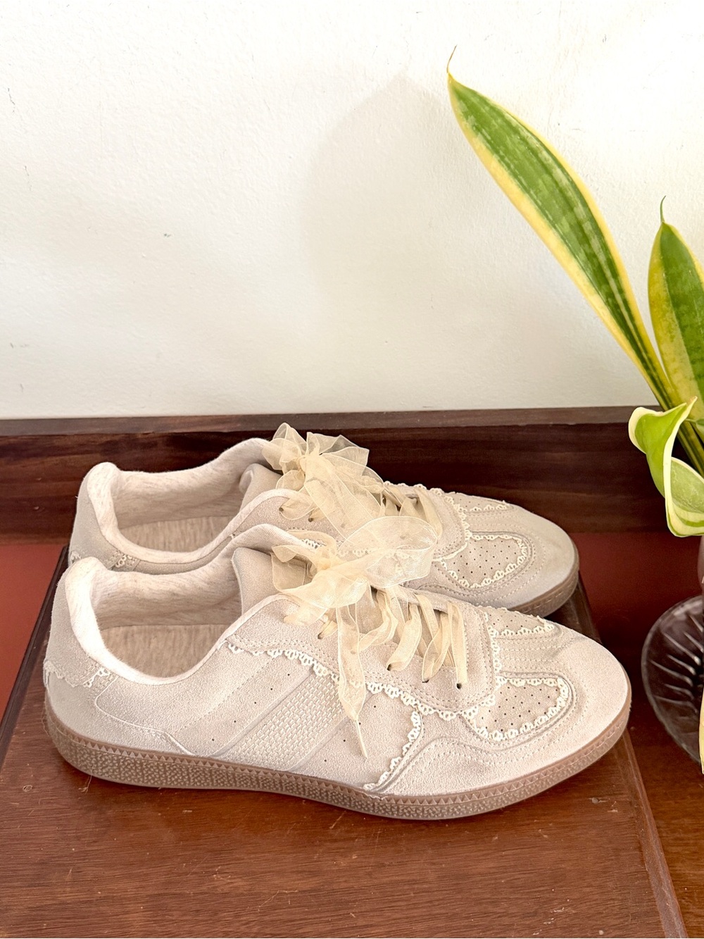 CUSHIONAIRE Belinda Womens Lace Detail Casual Sneakers Elegant Ribbon Lace-Up 10